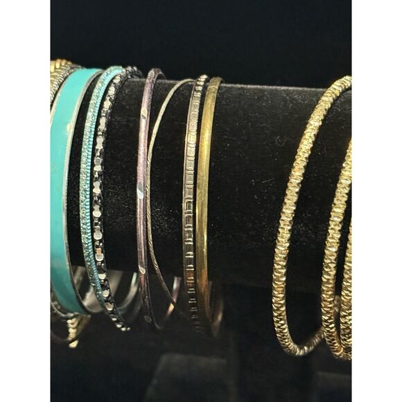 Lot of 25 Mixed Metal Bracelets Multicolor Stackable Bangles Wear or Resell - Picture 3 of 13